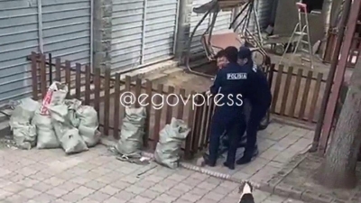 Задержание мужчины полицейскими во дворе частного дома в Алматы попало на видео
