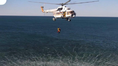 Трех девушек унесло на матрасе в море на Каспии. К поискам подключили вертолет