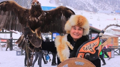 "Модно быть казахом!": Давлетяров призвал носить традиционный чапан в повседневной жизни