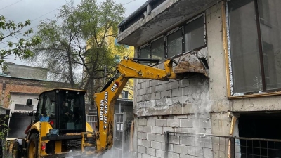Незаконную пристройку к жилому дому начали сносить в Алматы (видео)