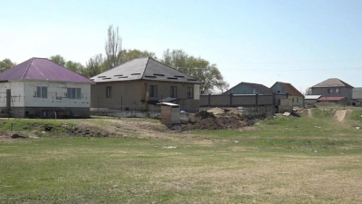 &quot;Строили из последних сил&quot;: недовольные изъятием участков собрались у акимата в Алматинской области