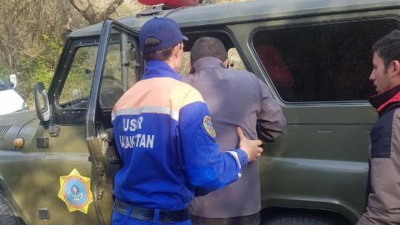 Мужчина упал в обморок, женщина сломала палец: о спасенных в горах Алматы рассказали в МЧС