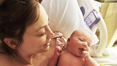 Звезда сериала "Теория большого взрыва" впервые стала мамой и показала дочь