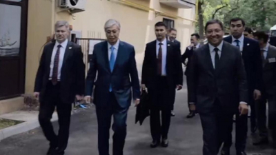 Токаев прогулялся по двору, где жила его семья в Алматы (видео)