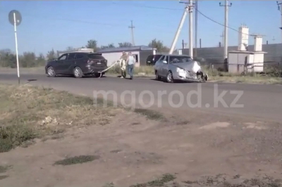 В Уральске водитель на Lada Priora врезался в столб освещения и сбежал, бросив авто (ВИДЕО)