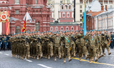 Глава государства приветствовал участвующих в параде на Красной площади военных Казахстана