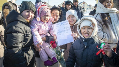 В Жетысу многодетные семьи получили жилье из госфонда