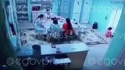 &quot;Творится что-то ужасное&quot;: посторонний мужчина попал на видео в комнате воспитанниц детдома в Атырау