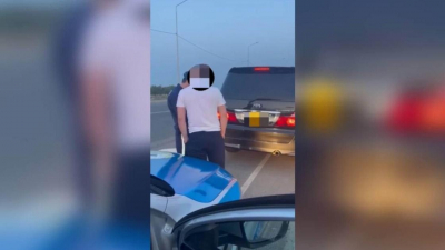 Водитель авто перевозил пассажиров на скорости почти 200 км/ч по трассе в Жамбылской области
