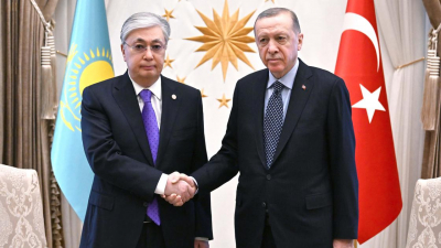 Токаев поговорил по телефону с Эрдоганом и пригласил его в Туркестан
