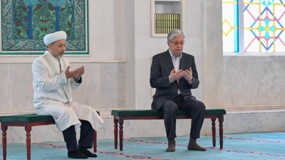 Токаев посетил мечеть Хазрет Султан