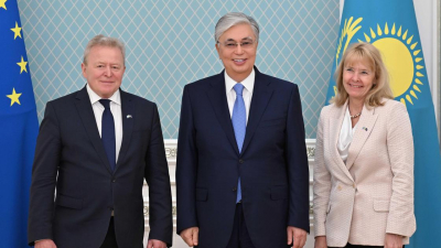 Токаев на встрече с Еврокомиссаром: У Вас есть особая связь с нашей страной, Ваша мама жила в Казахстане
