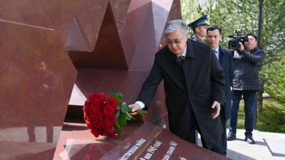 Токаев прибыл в Россию и побывал у мемориала воинам-казахстанцам (фото)