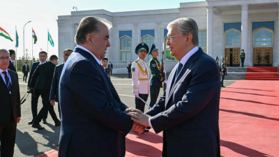 Токаев тепло попрощался с Рахмоном в аэропорту (фото)