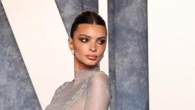 Эмили Ратаковски появилась на вечеринке Vanity Fair 2023 в откровенном платье без бюстгальтера (18+)