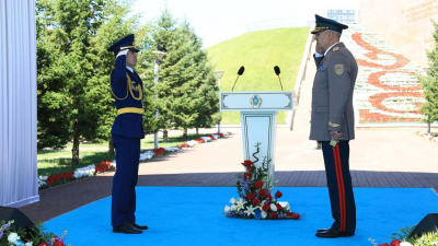 Министр обороны вручил офицерские погоны лучшим курсантам военных вузов