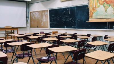 &quot;Учатся в акимате и Доме культуры&quot;: четыре года не могут закончить ремонт одной школы в ЗКО (видео)