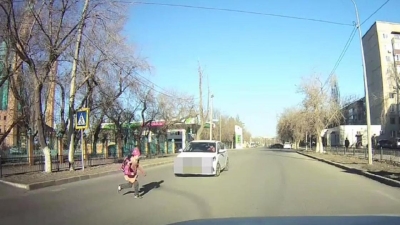 Чудом избежала наезда: девочку дважды чуть не сбили на &quot;зебре&quot; в Павлодаре