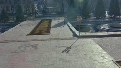 СМИ: депутат в Кыргызстане убежал от следователей, выпрыгнув со 2-го этажа здания парламента