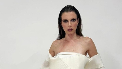 "Раздвигает границы моды": Джулия Фокс снялась для журнала в скотче вместо одежды