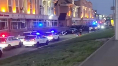 Курьеры-мопедисты устроили забастовку в Астане (видео)