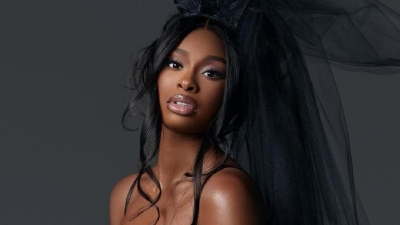 "Горячая девушка": американская певица Коко Джонс пленила Сеть пикантными образами