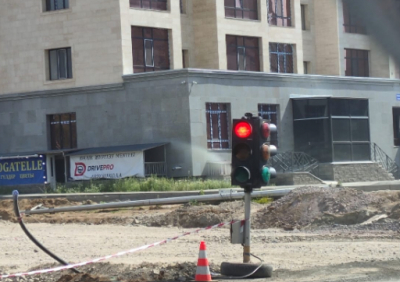 Светофор ростом с ребенка появился на дороге в Караганде