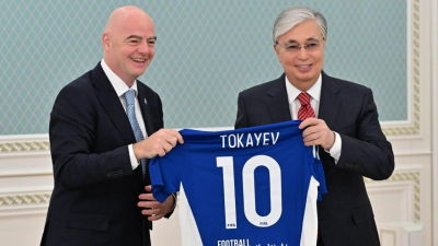 Президент FIFA подарил Токаеву именную футболку