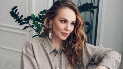 "Выглядите на 10 лет моложе": Альбина Джанабаева удивила фанатов новым образом