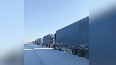 Около 400 автомобилей застряли на перекрытых казахстанских трассах из-за плохой погоды