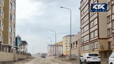 &quot;С каждой семьи по 500 тенге&quot;: в Актау жители новостроек сами сделали себе дорогу