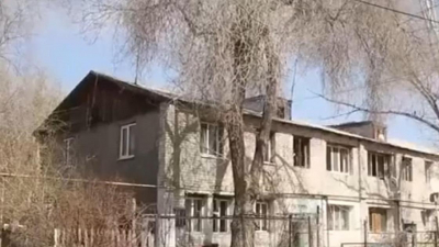 &quot;Кирпичи падают&quot;: жители Актобе потребовали переселить их из аварийных домов