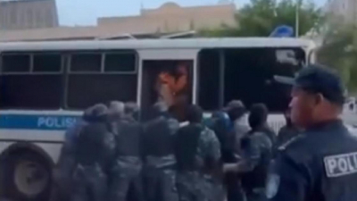 Жильцы вновь перекрыли дорогу в Астане: в акимате прокомментировали случившееся (видео)