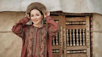 Жазира Байрбекова и Жанболат Ербатыров исполнили новую песню с группой "Тұмар"