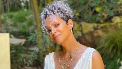 "Женщина моей мечты": 56-летняя Холли Берри взволновала фанатов жарким фото