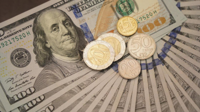 Почти на 4 тенге подорожал доллар на бирже в Казахстане