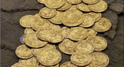 Супруги нашли клад в собственном саду во время прополки