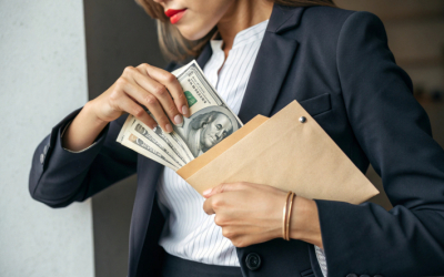 Менеджер банка оформляла кредиты на пенсионеров, а деньги забирала себе