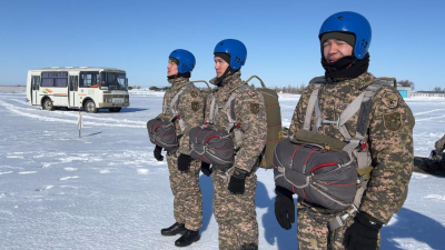 Свои первые прыжки с парашютом совершили курсанты – будущие летчики