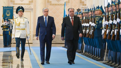 Токаев наградил Рахмона орденом "Алтын Қыран"