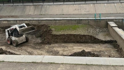 &quot;Не был предусмотрен спуск&quot;: состояние брусчатки вдоль реки Есентай, объяснили в акимате Алматы