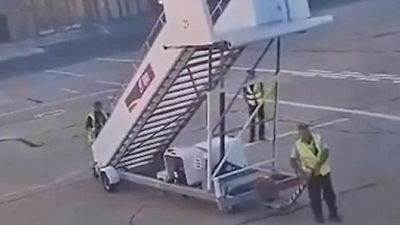 &quot;В одного тащит к борту трап&quot;: аэропорт Уральска объяснил видео со своим сотрудником