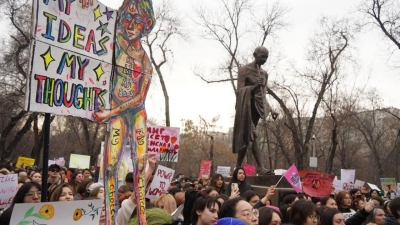 &quot;Цветы клумбам, права – женщинам&quot;: митинг феминисток проходит в Алматы