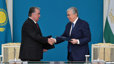 Токаев и Рахмон подписали важный для сотрудничества Казахстана и Таджикистана документ