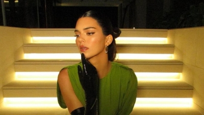 "Выглядит нелепо": Кендалл Дженнер высмеяли из-за наряда за 2,5 млн тенге